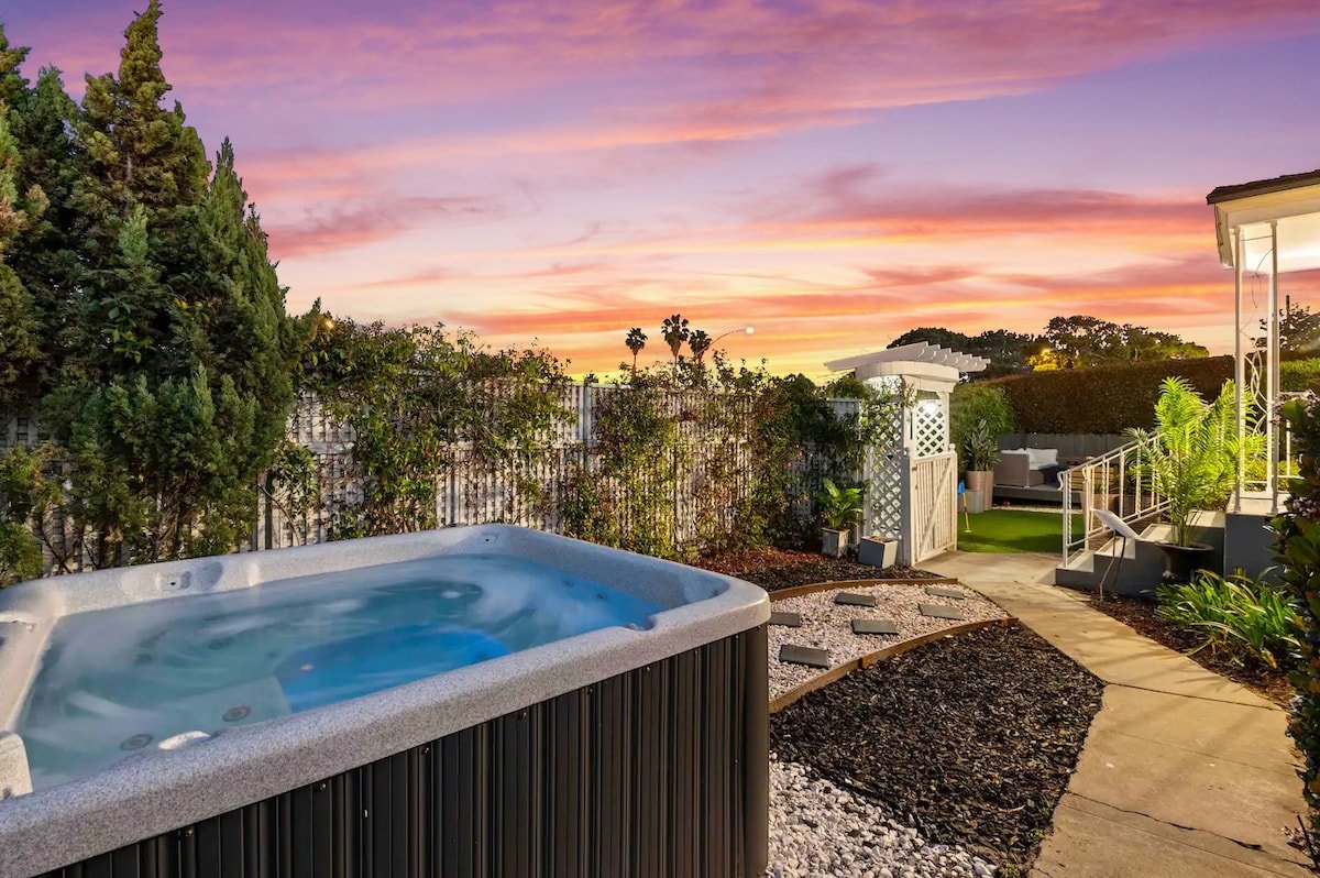 PB Hot Tub Triplex 5BR, MiniGolf, Games & Parking! gallery image 4