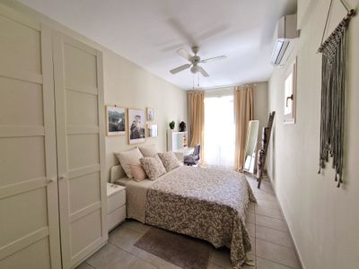 2-Br Gem by the Port & Sea