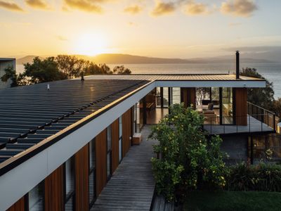 Blessington Beachside Retreat sleep 6 water views.