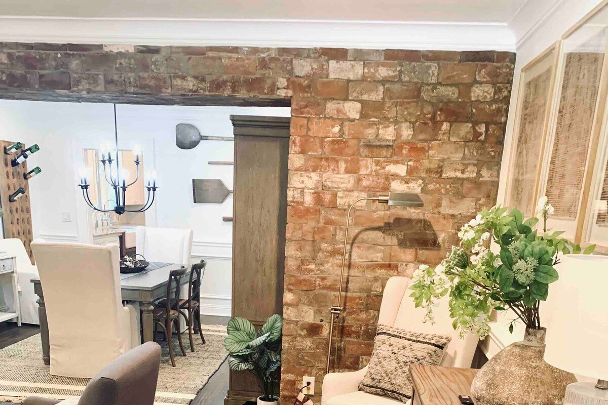 -*Downtown 4BR Spacious Cowtown Craftsman Home*- gallery image 4