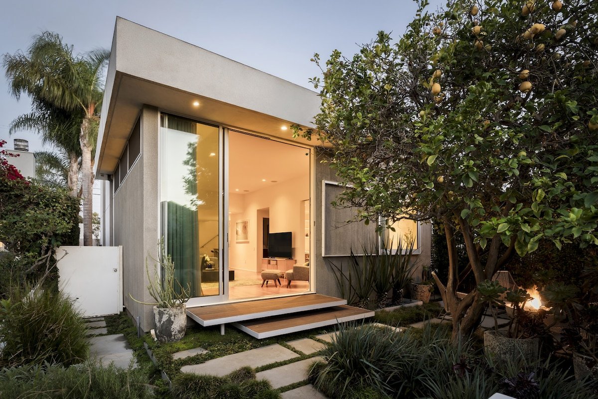 Venice Walk Street Retreat | Jacuzzi & Lemon Tree gallery image 2