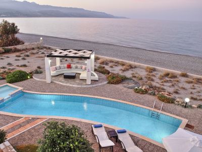 Beachfront villa w/Private Pool, ping-pong & BBQ