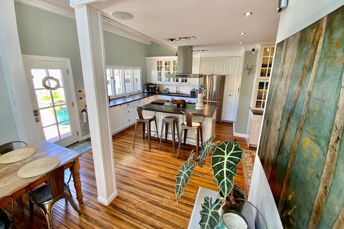 Mission style, w. Pool, Hot tub, walk to downtown gallery image 5