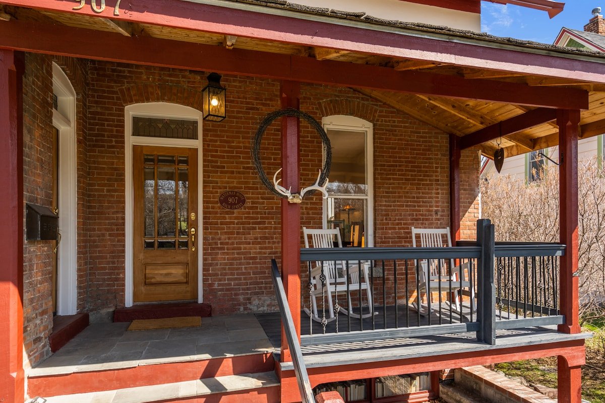 Historic 4 Bdrm w/ Hot Tub- Between MSU & Main St. gallery image 5