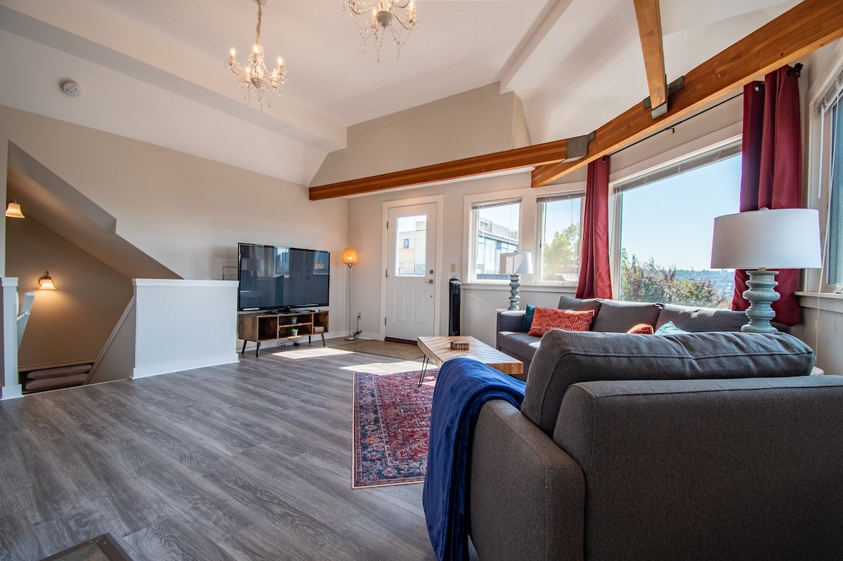 Enchanting 3 Bedroom Home with Space Needle Views! gallery image 5