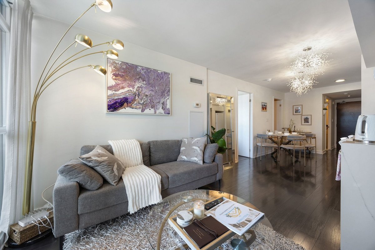 Stylish 2BR Downtown| 2 Queen Beds| 1 Free Parking gallery image 3