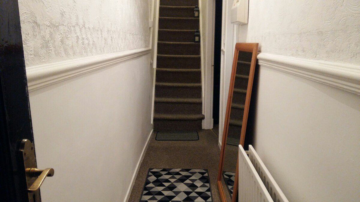 Cozy Three Bedroom Home Media City/ Free Beverages gallery image 4