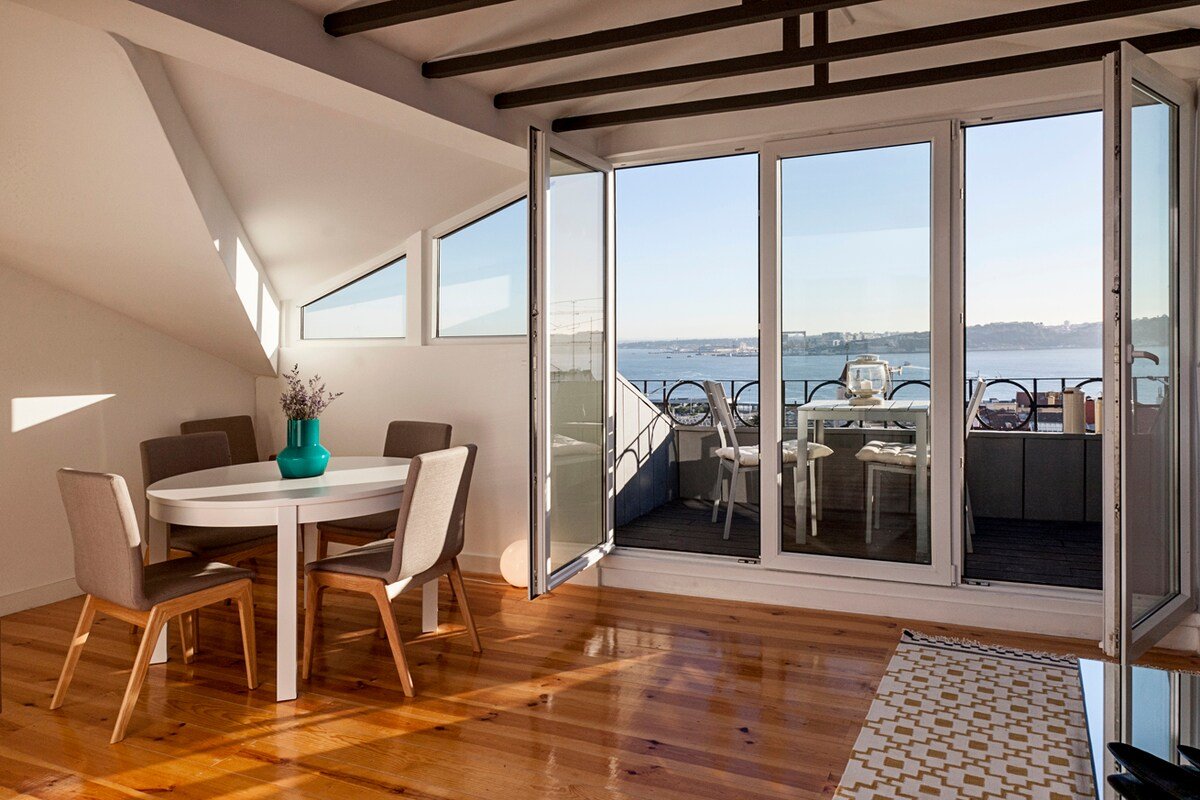 Historic Center Stunning River View gallery image 4