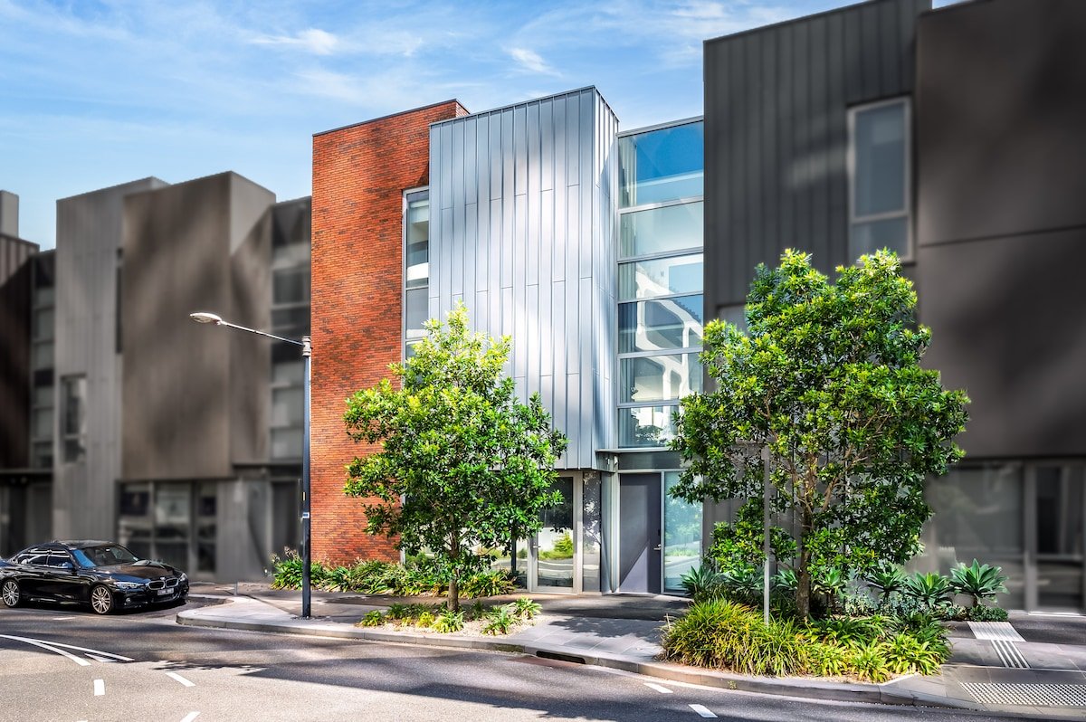 4BR Millionaires Townhouse | Extended Stays Ideal gallery image 4