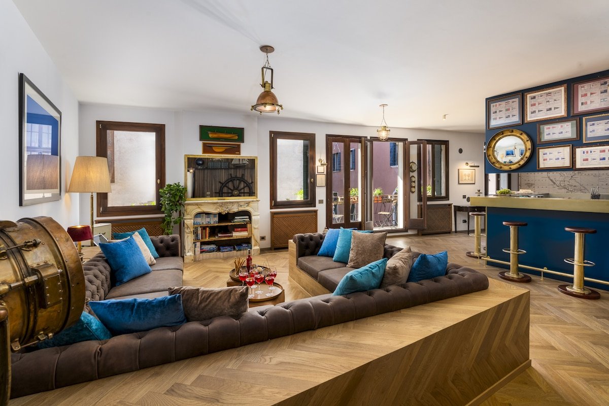 The Yacht House Canal View