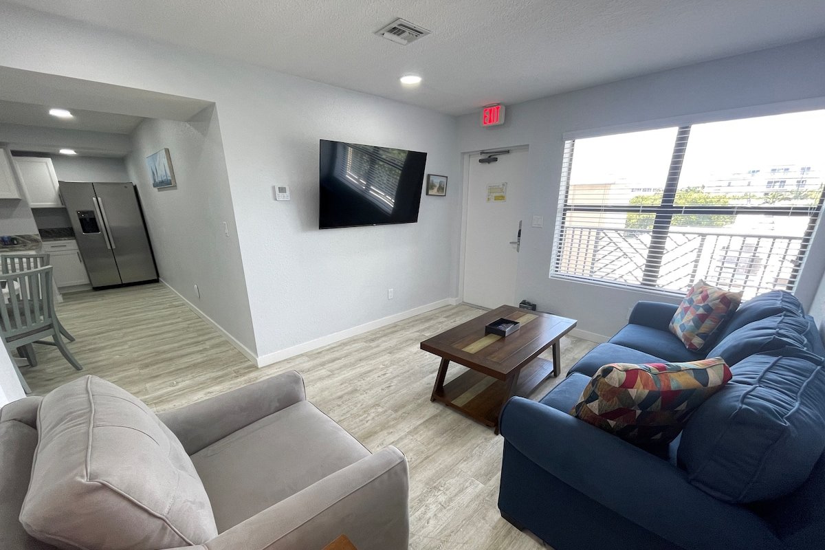 #300 Beachside 2BR apt, rooftop pool! gallery image 4