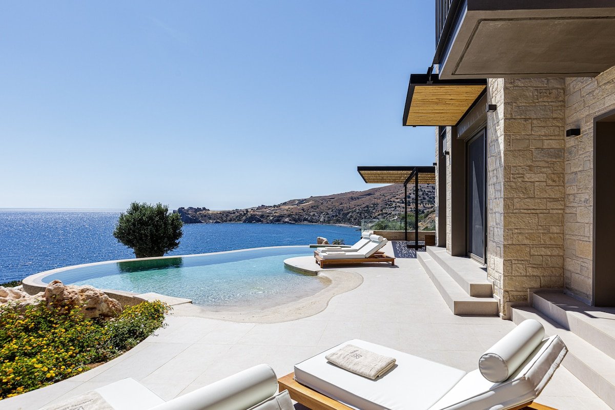 Domus Mare I – Sea views, private cove, hot tub! gallery image 3