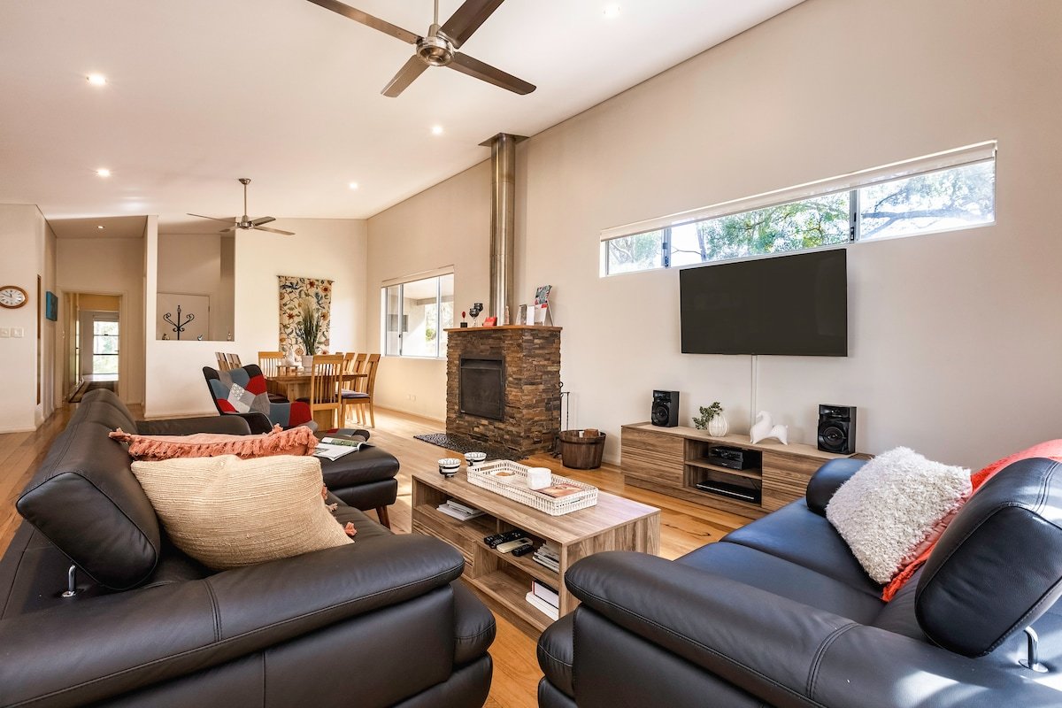 Vintners – modern spacious, 5 bdrm, nature setting gallery image 3