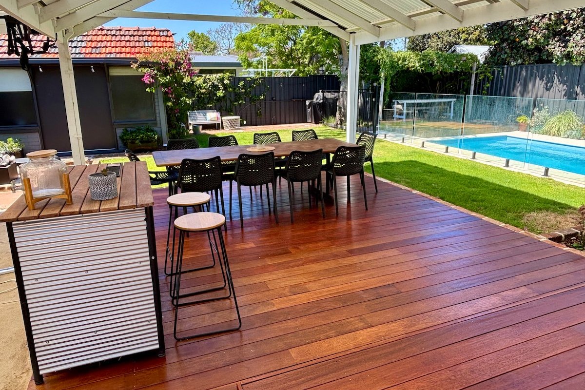 3×2 house with large backyard, pool, bbq and bar! gallery image 2