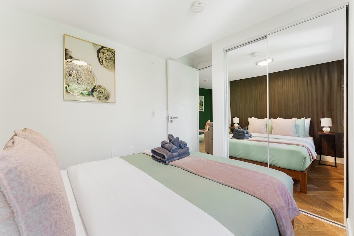 Chic 2 Bed 2 Bath Condo West End DT Free Parking! gallery image 4