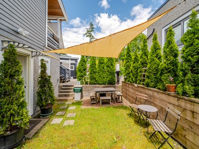 Kensington-Cedar Cottage Private Suite & Entrance