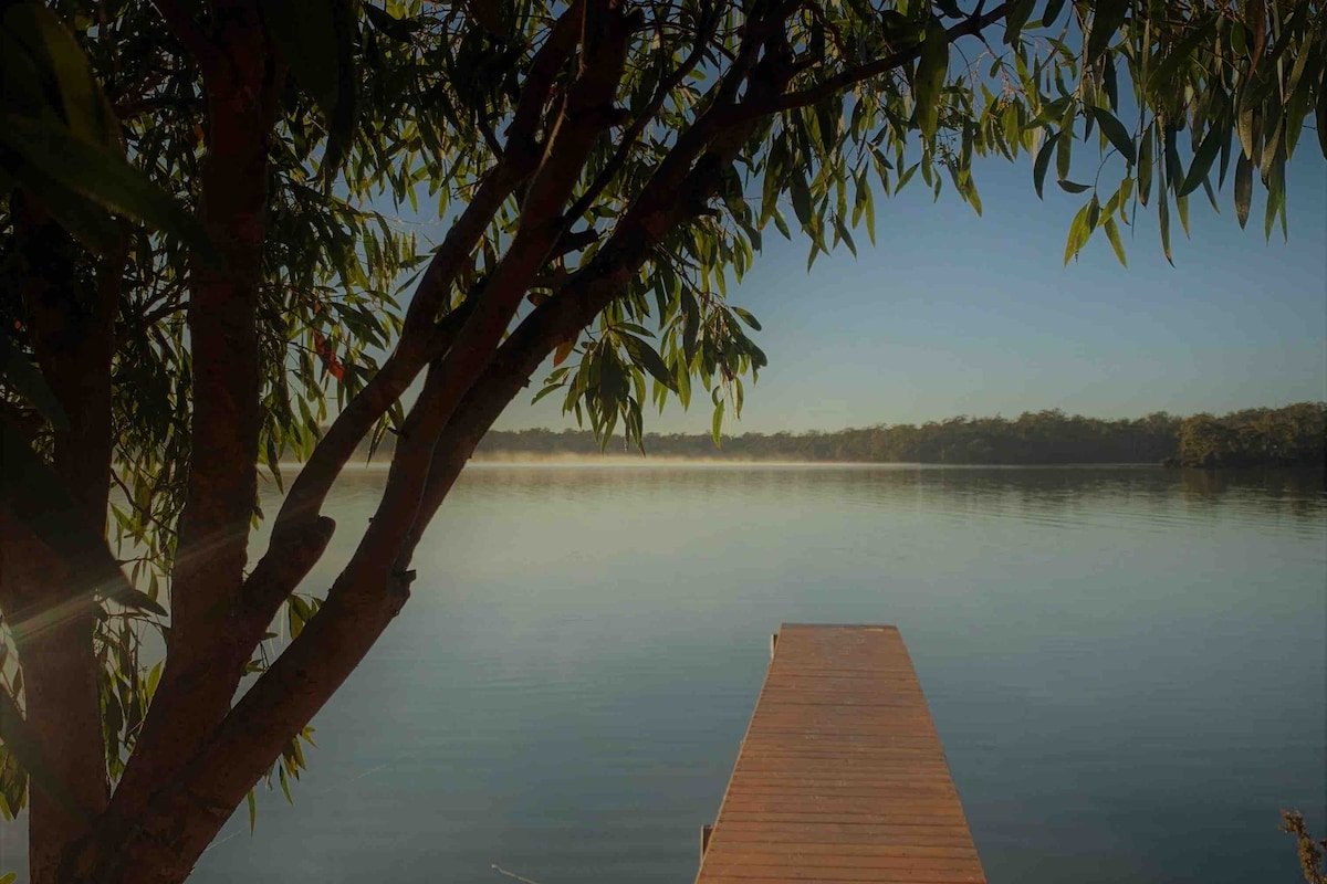 The Doctor‘s – Luxury lakefront container chalet gallery image 5