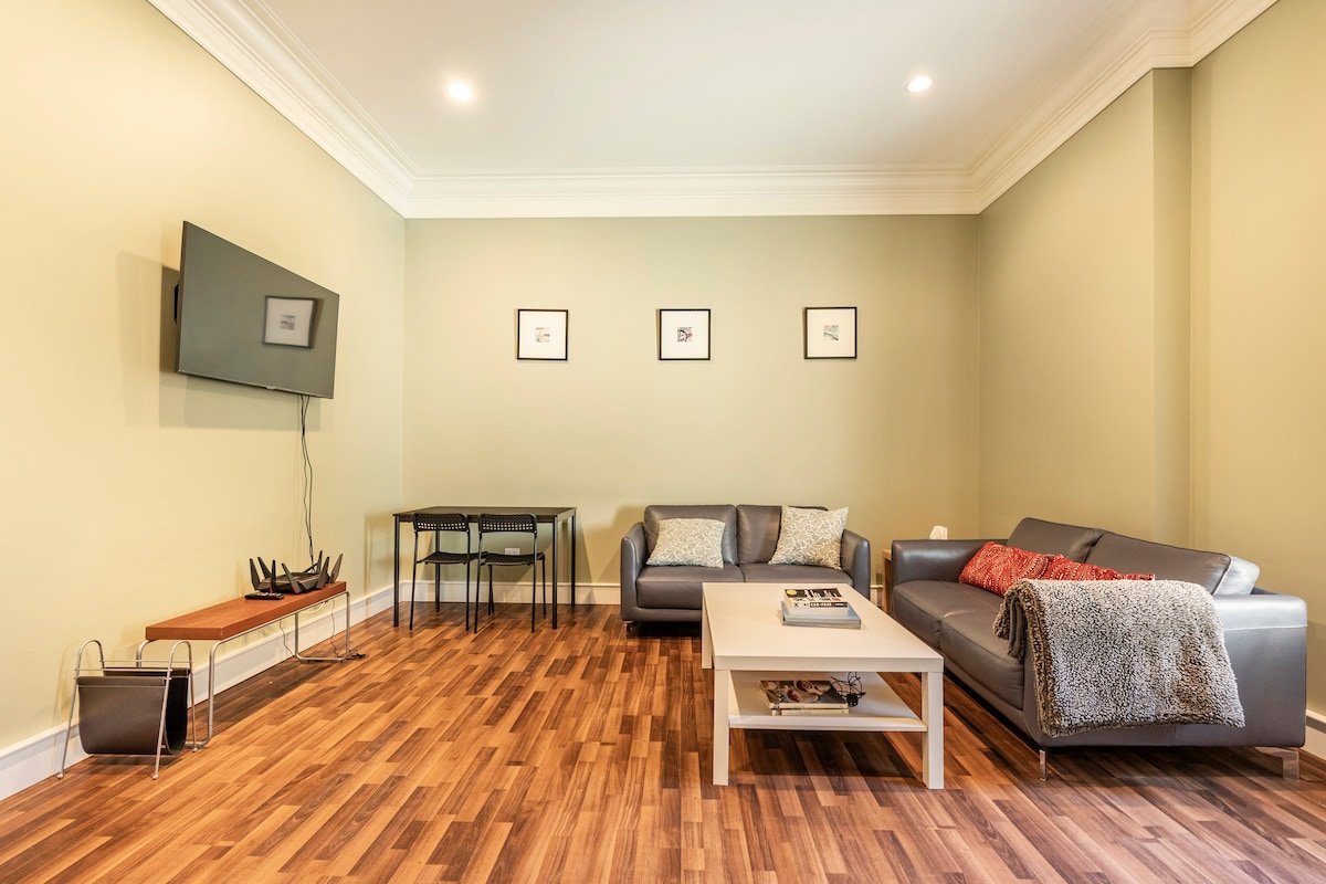 Spacious 4 Bed 2 Bath Basement Suite in Oakridge gallery image 2