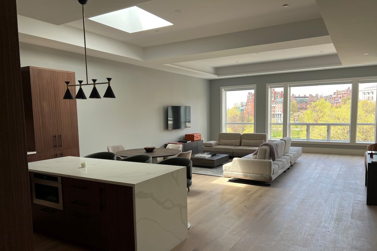 Penthouse luxury suite. Huge great room. 3 beds. gallery image 2