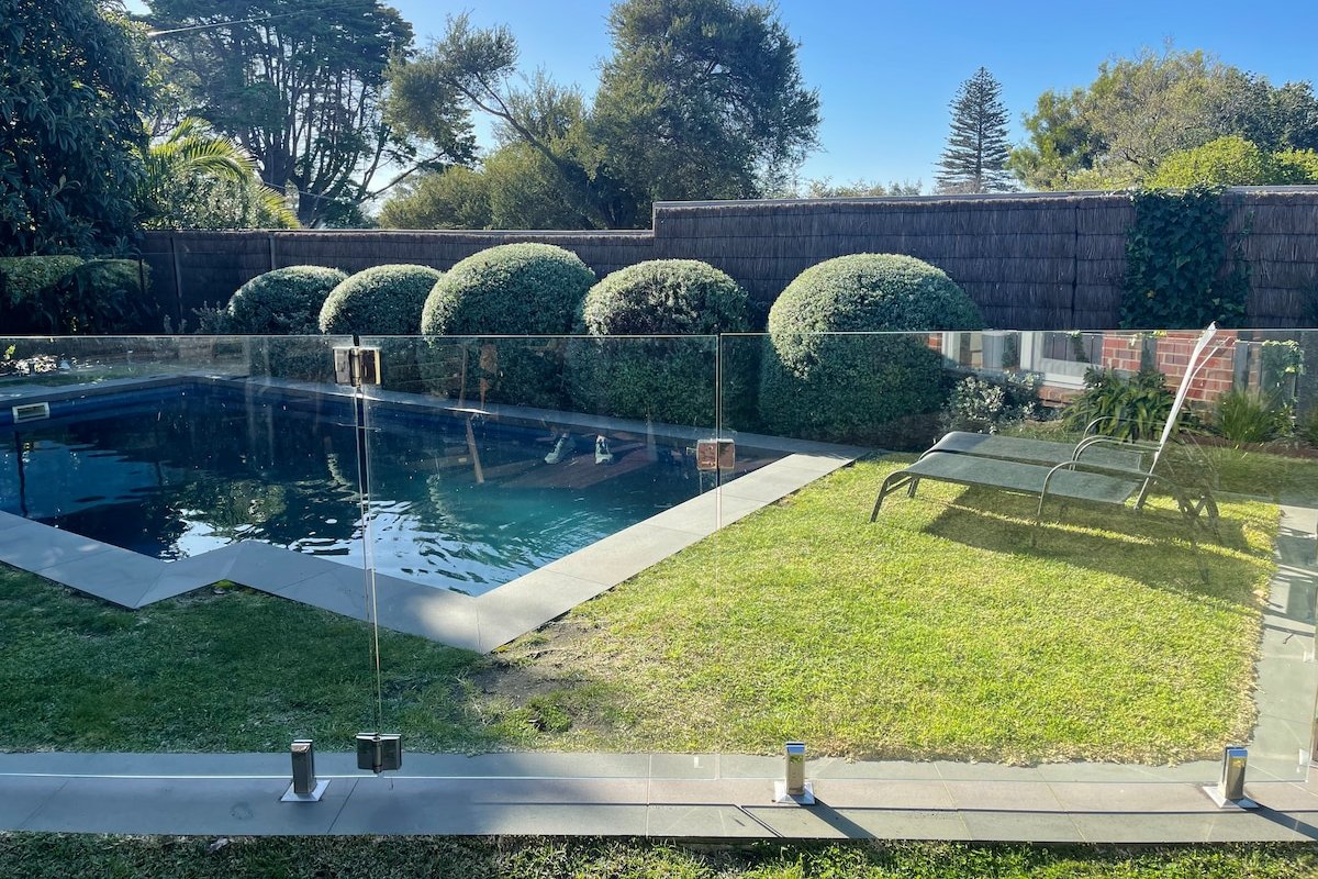 Spacious Sorrento Retreat gallery image 4