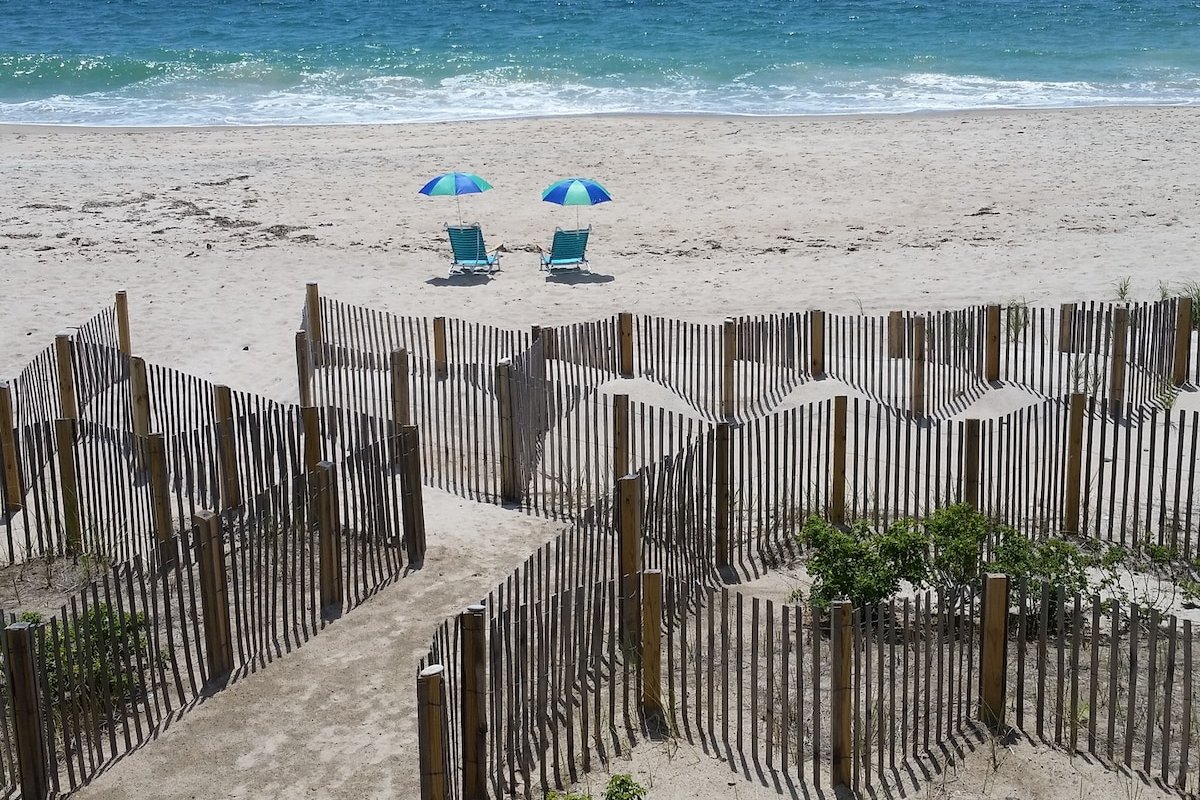 Pet-Friendly Private Beach Oceanfront Cottage A/C gallery image 4