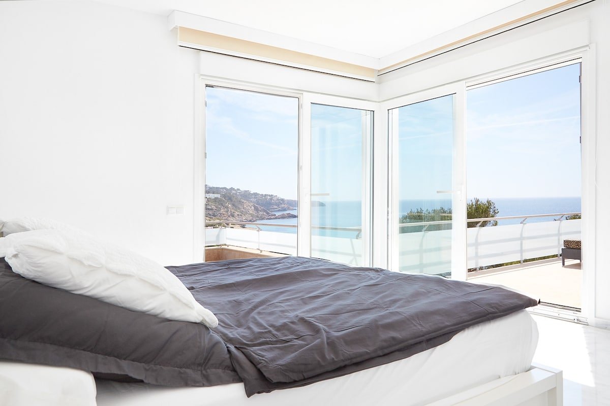 Infinity pool- Sea views- Jacuzzi- Outdoor dining gallery image 2