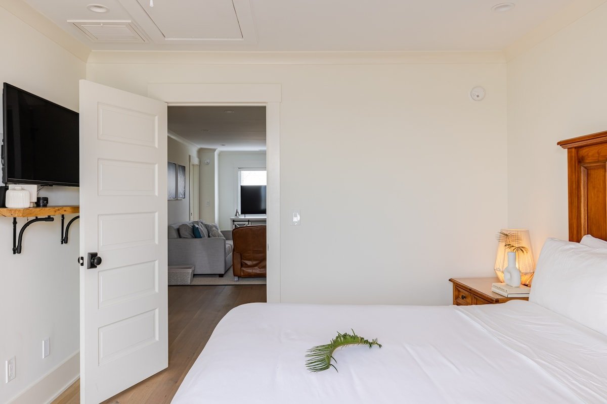 702 Ocean Blvd. ~ Oceanfront, 6 bd, pool, hot tub gallery image 2