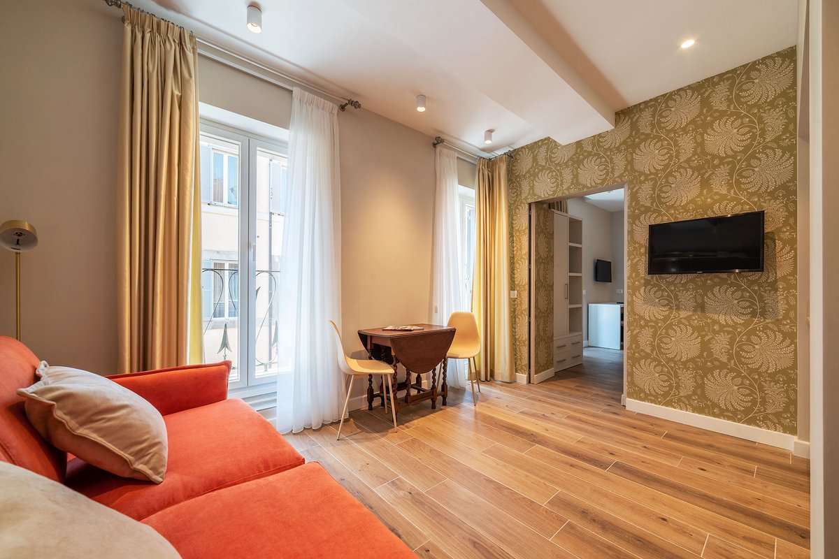 Luxury 2 beds/3 baths on Via del Corso!