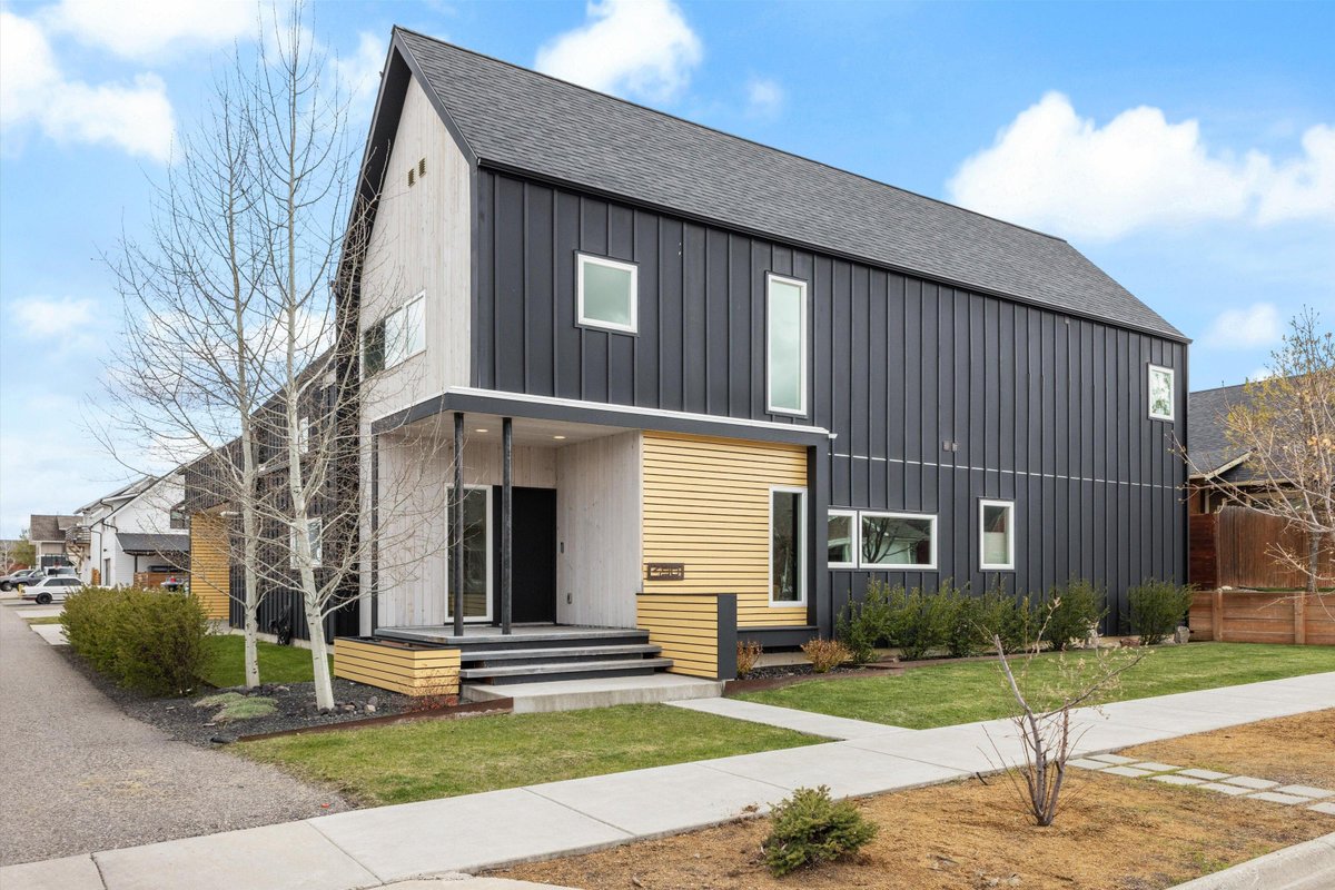 Stafford House- Modern home conveniently located i