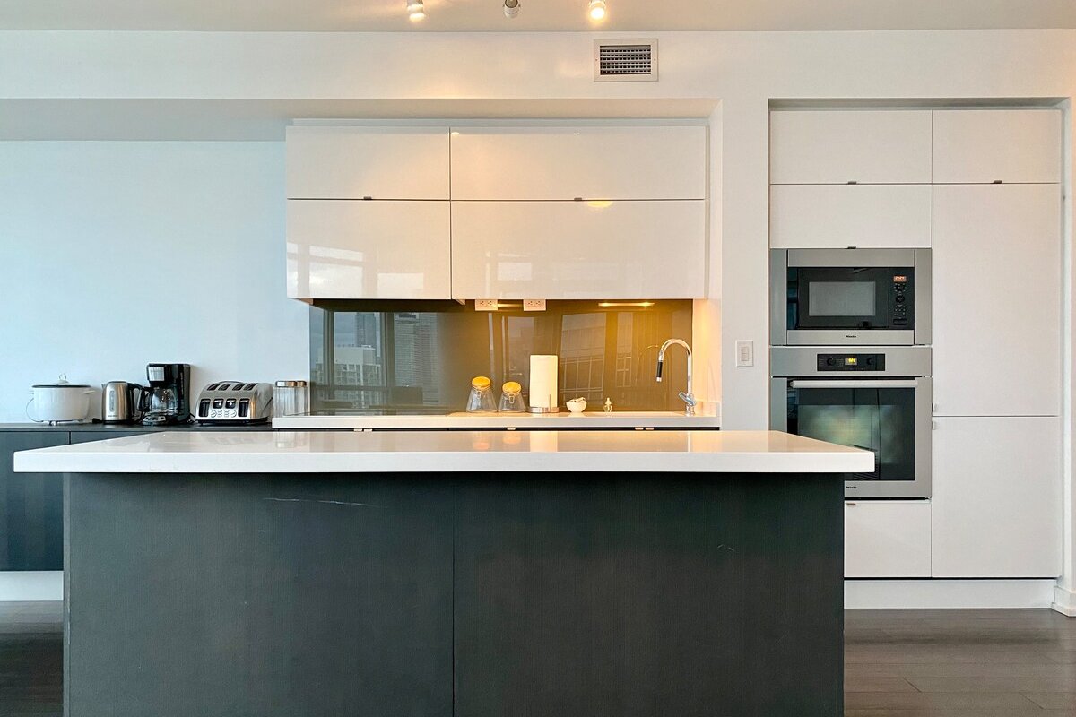 Panoramic Bright Lakeview Condo Free Parking gallery image 5