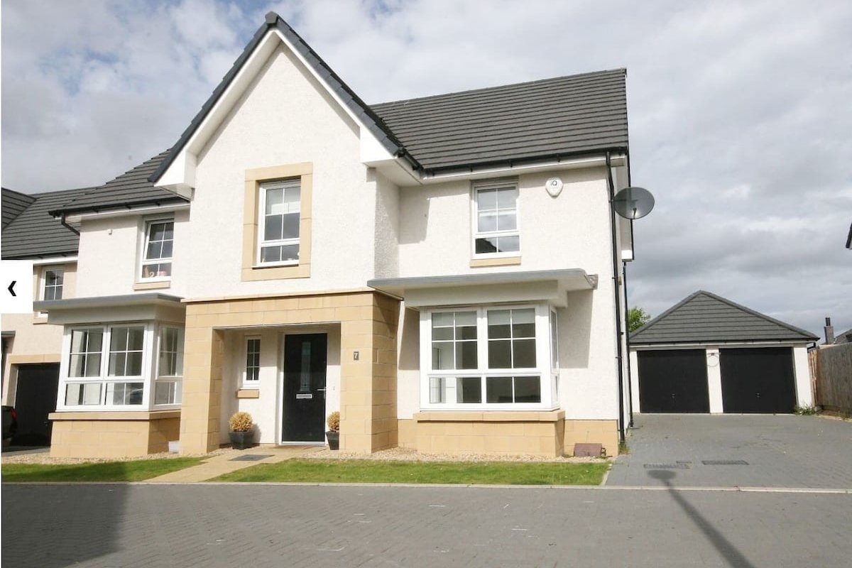 Luxury Detached Home gallery image 2