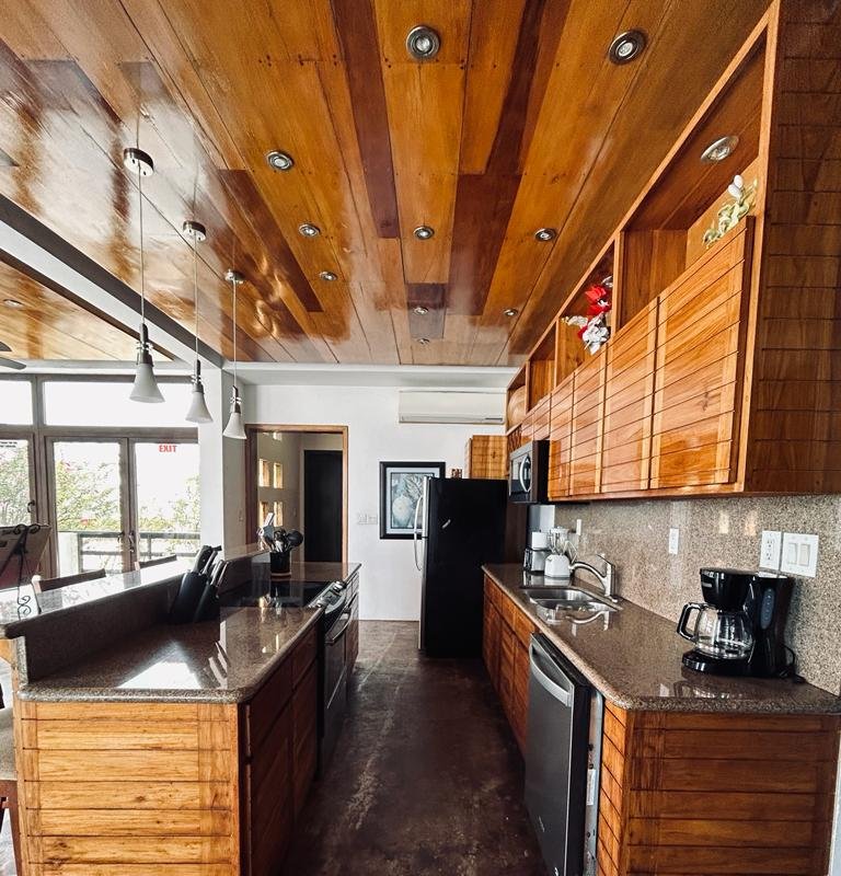 4 BDRM Waterfront Villa with Private Pool gallery image 5