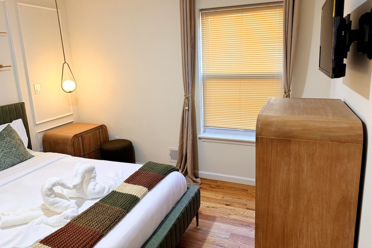 Luxurious 3 Bedroom Duplex, sleeps 8, 2.5 baths gallery image 4