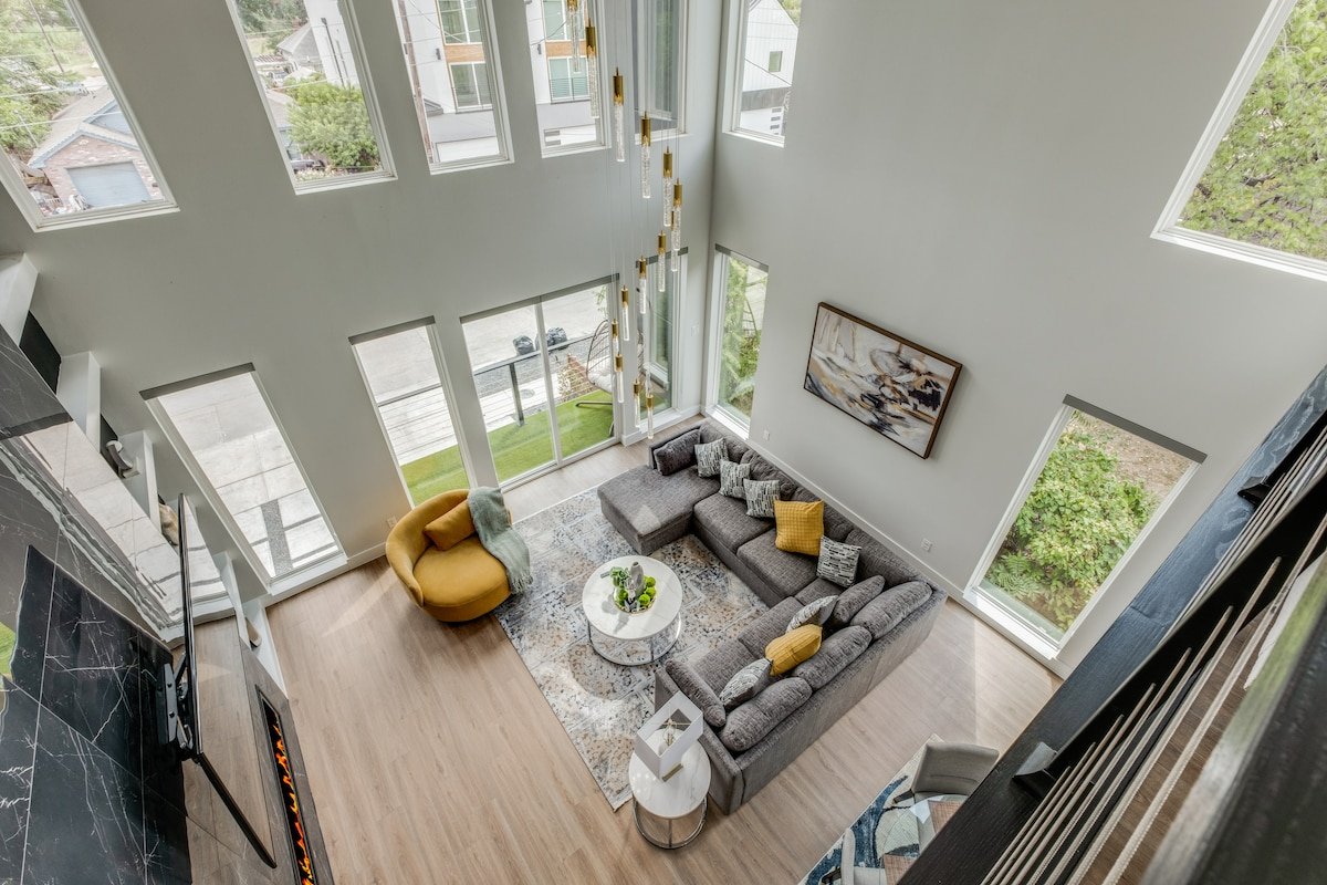 Newly Built 4 BR 4 Bath Home W/ Rooftop + Grill! gallery image 4