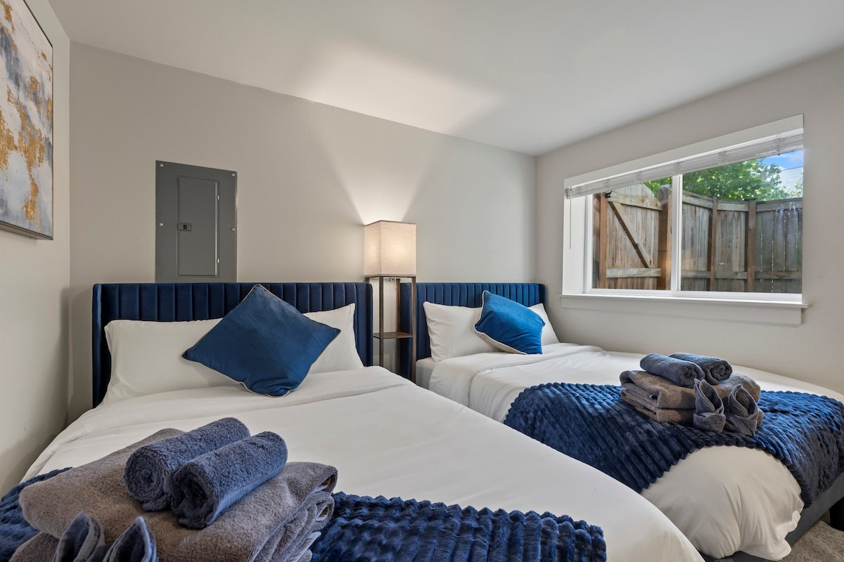 Airy 3B LOFT~Sleeps 10~Free Parking/EV charge gallery image 4