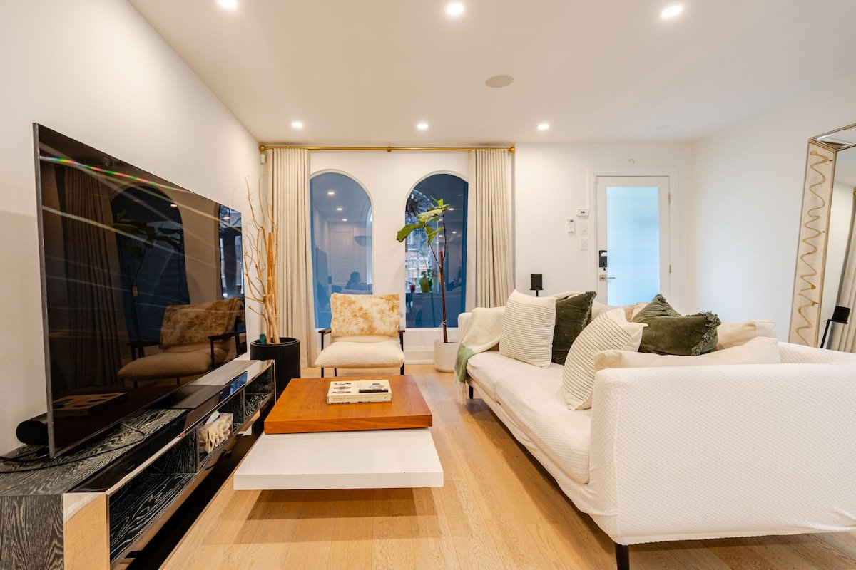 Modern 3BR Home – Heart of Downtown Toronto! gallery image 2