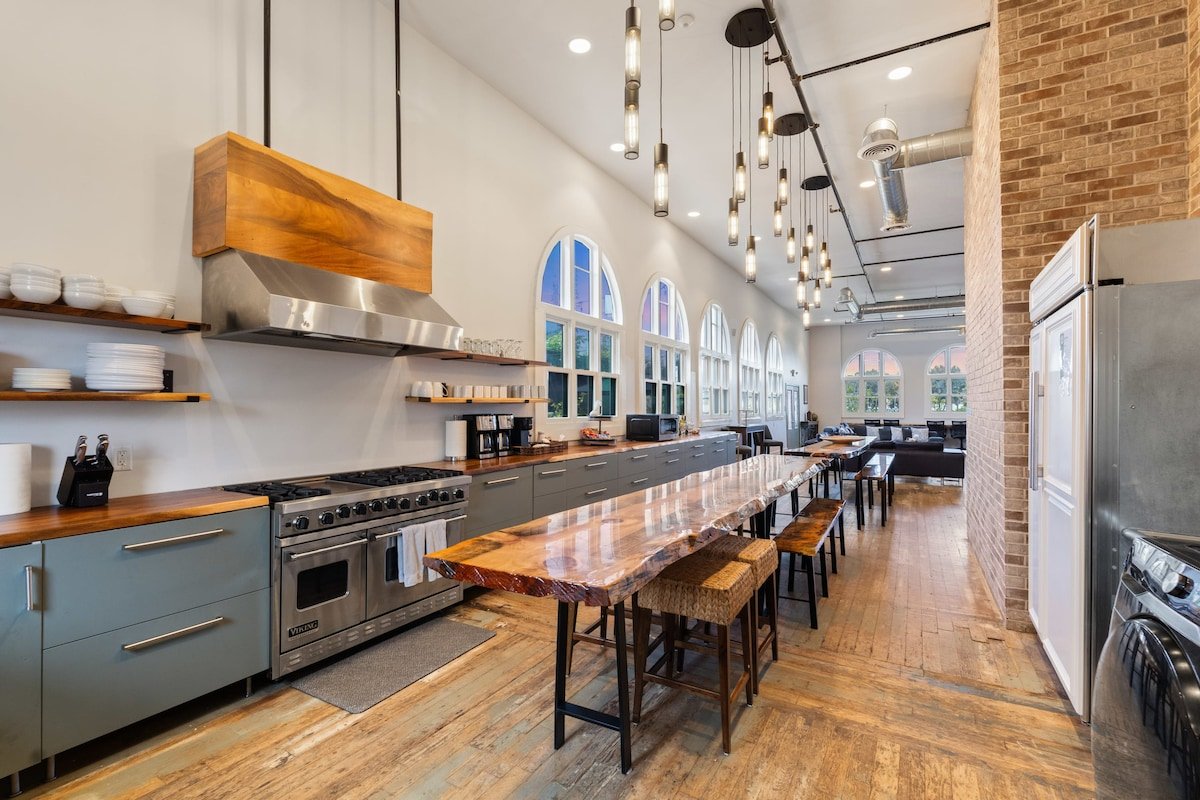 6BR Church w/ 19 Beds. Chef Kitchen & Private Deck gallery image 2