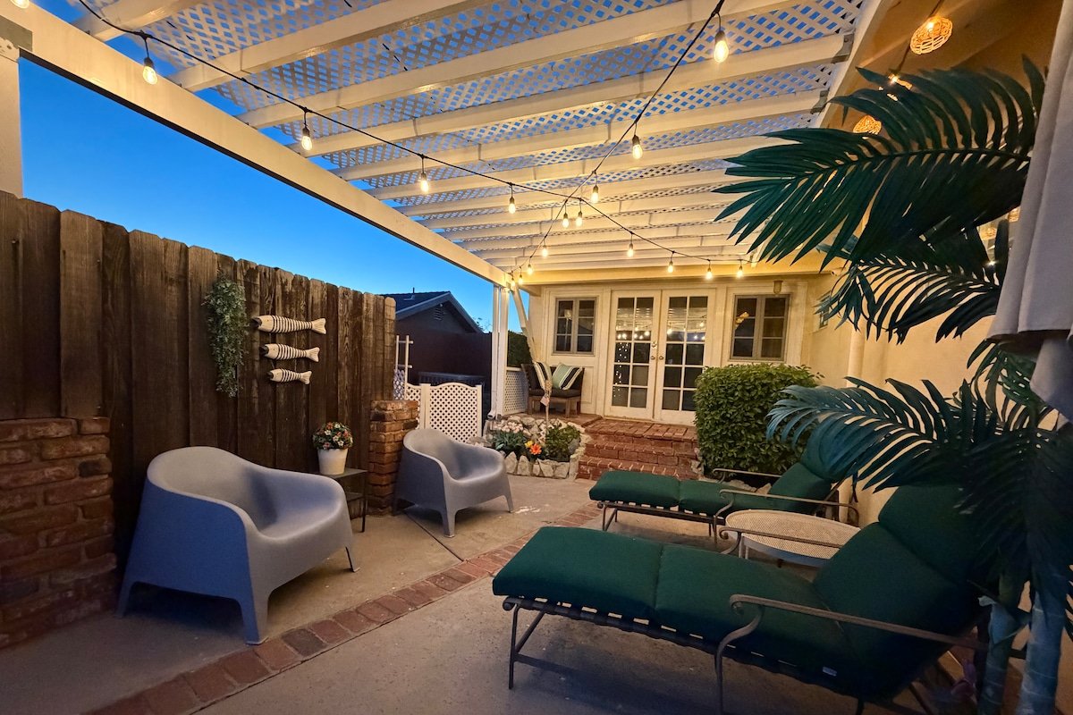 Media City Hillside House—4Bdrm, Pool, Spa & FIBER gallery image 5