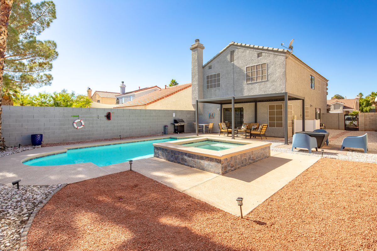 Backyard Heaven,20m from Strip! Cozy! Pool & Spa!