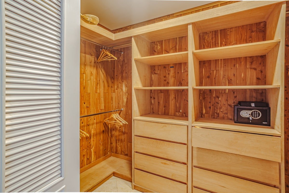 Beautiful Villa Walking Distance to the Beach! gallery image 5