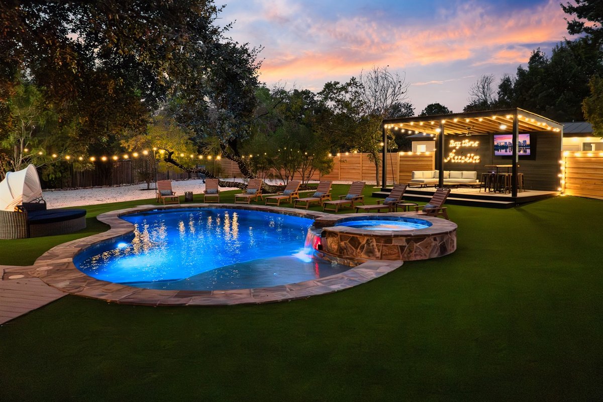 ~La Mariposa~ Best Backyard in Austin ~Sleeps 25