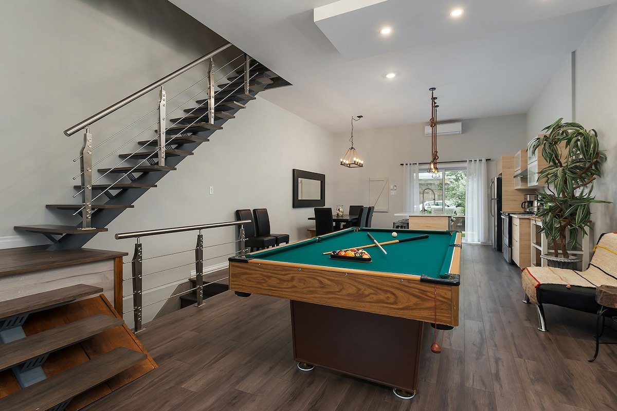 Spacious townhouse with rooftop deck 4BR near DT gallery image 4