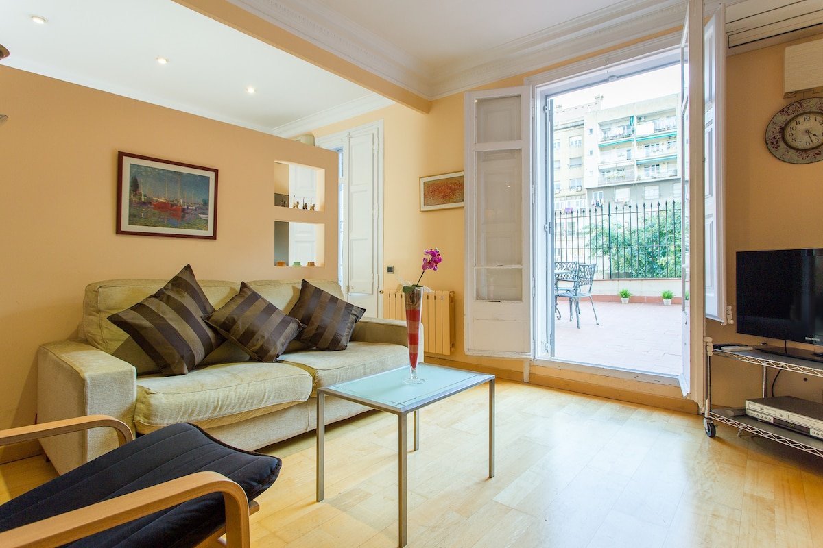 Charming Central Apt. Big Sunny Terrace! gallery image 4