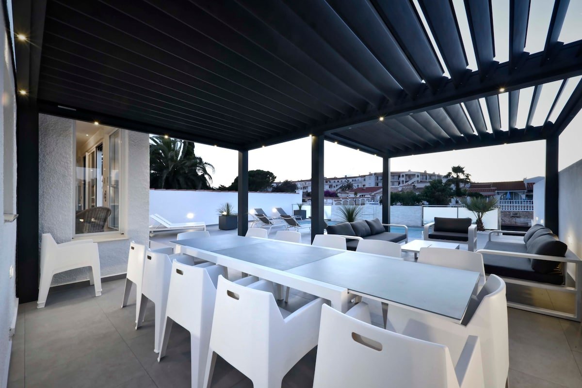 SUN VILLA-Exceptionnelle en bordure du grand canal gallery image 4