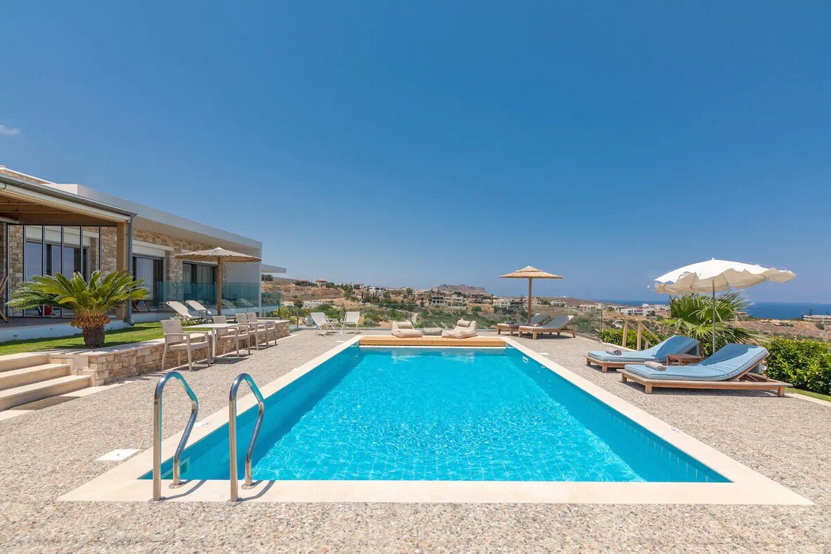 Sea View 4BR Villa | Heated pool | Sauna gallery image 3