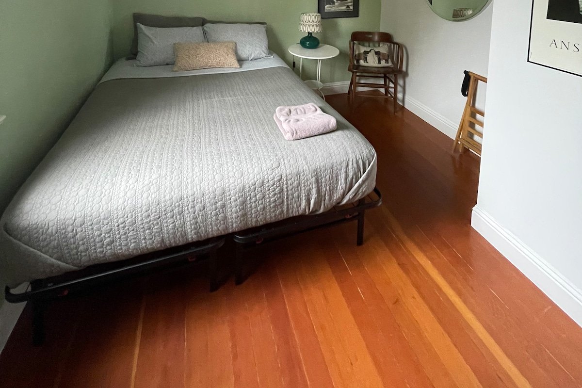 Spacious 4 BR Cottage Near The Beach – 3 Min Walk gallery image 5