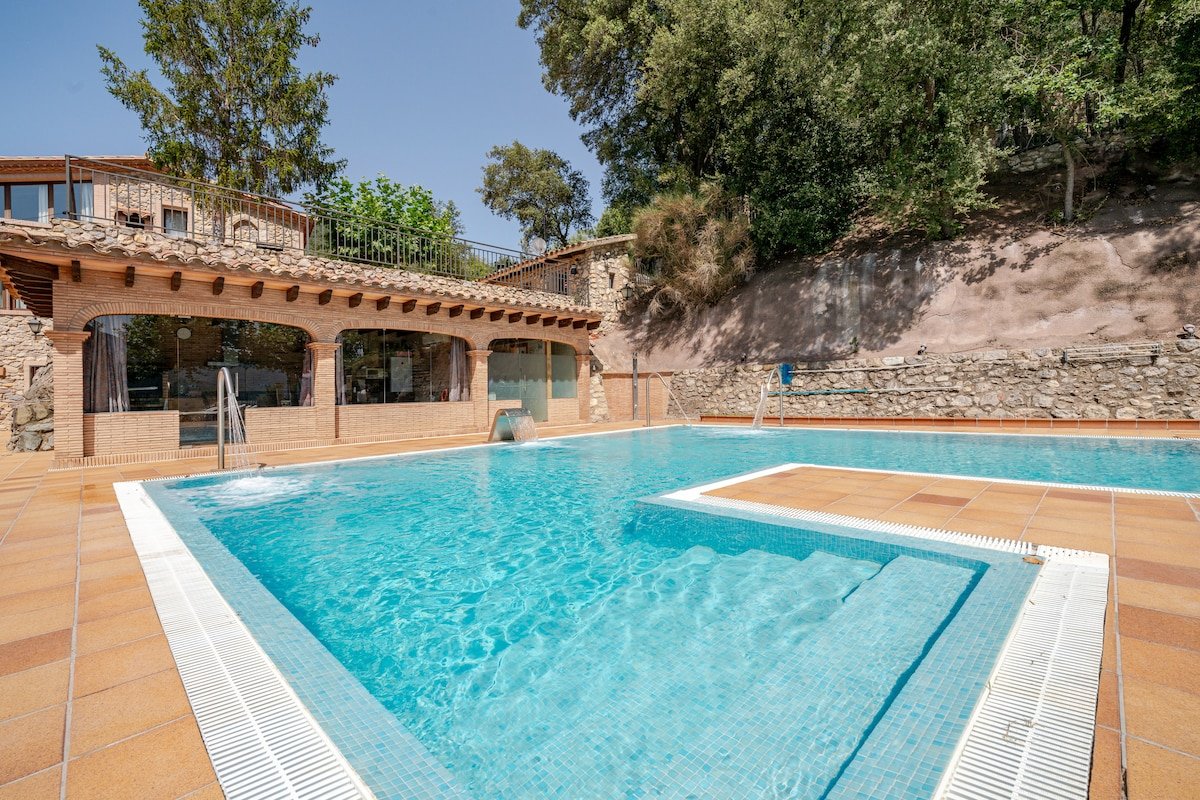 Can XERA.Salt water pool with jets and Jacuzzi gallery image 3