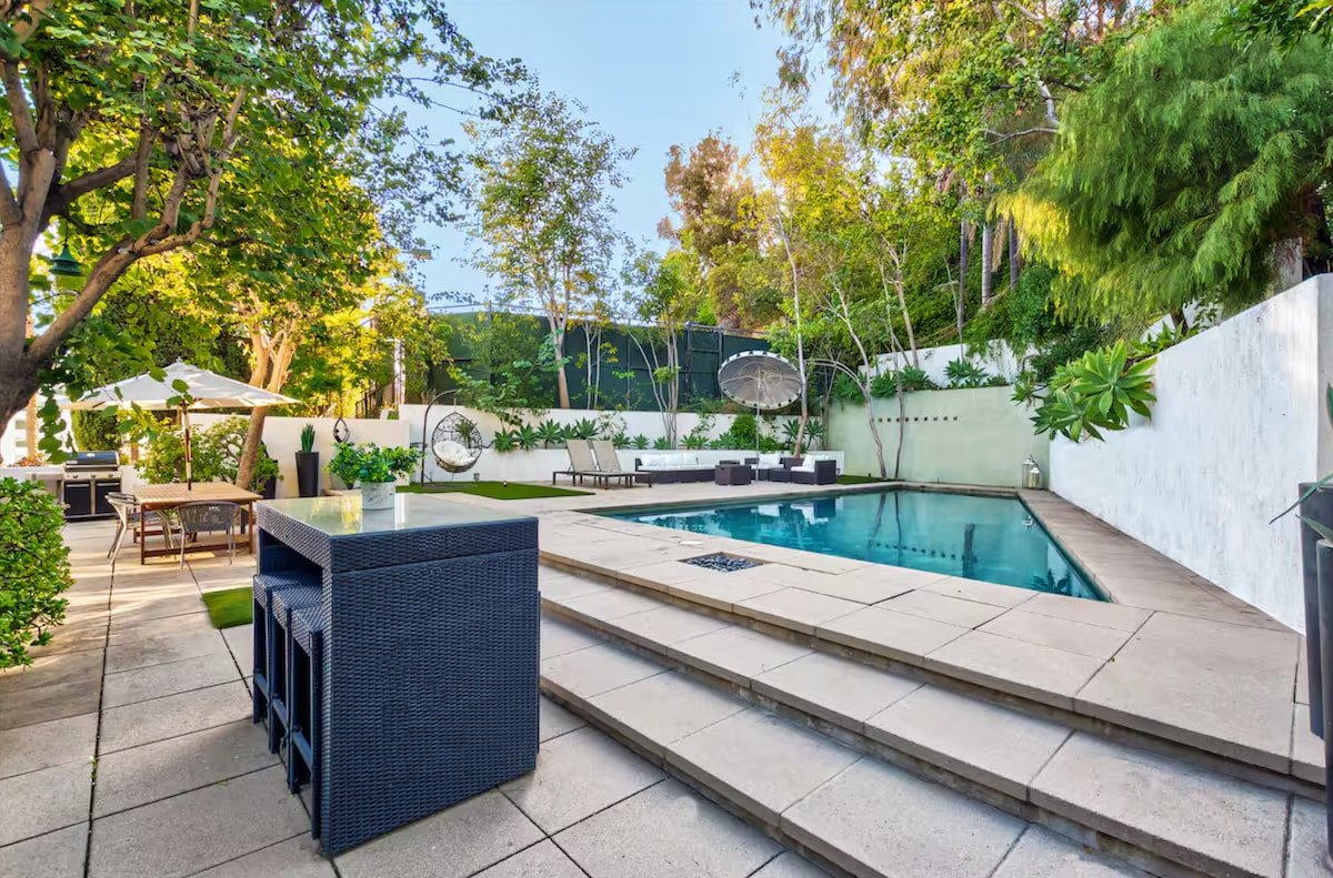 Modern Hollywood Hills Villa gallery image 2