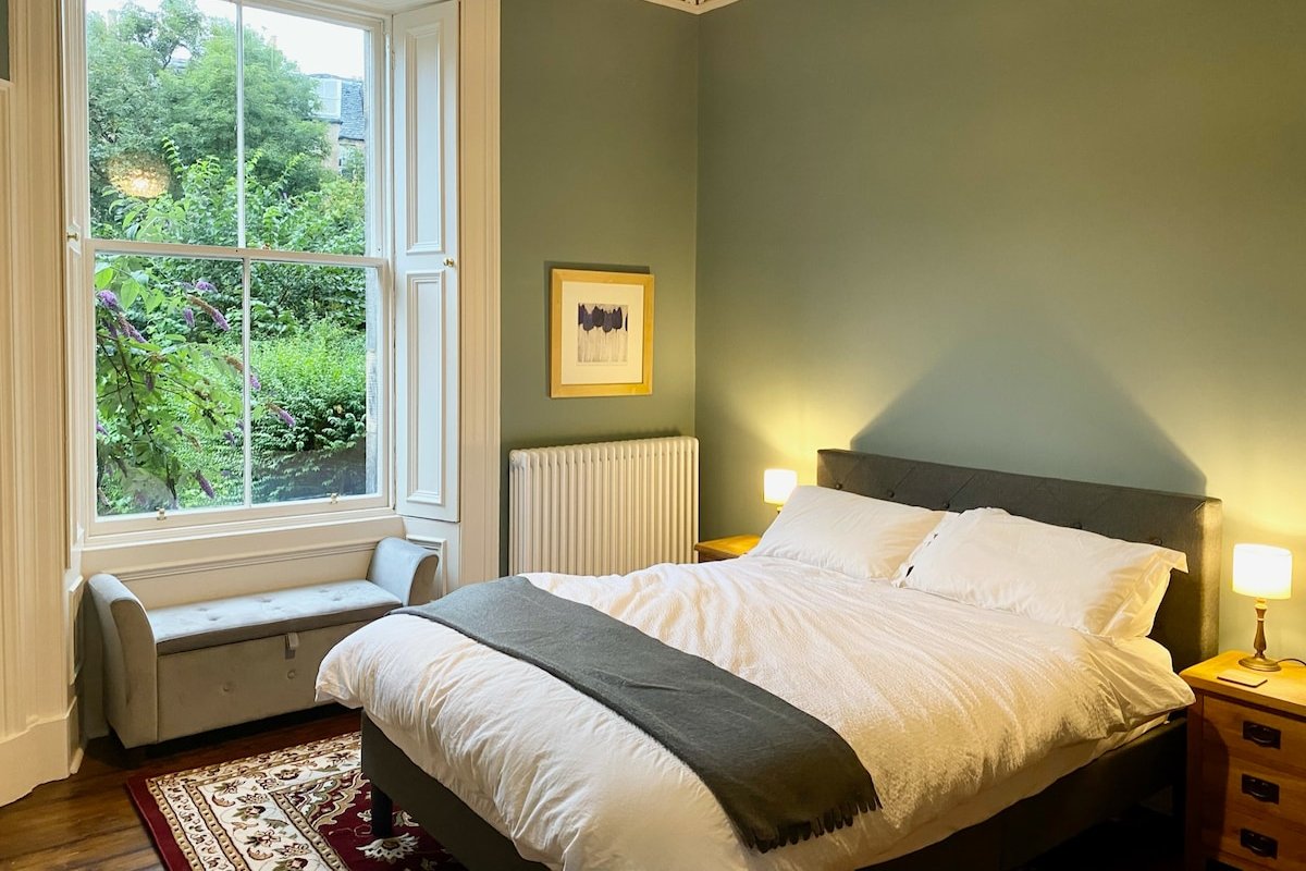 Stylish 3 bed 2 bath Meadows main door garden apt gallery image 4