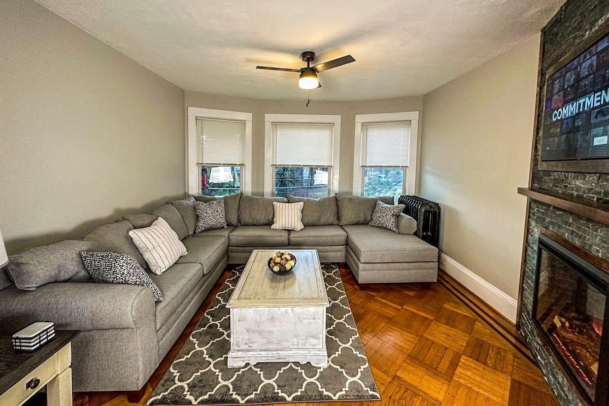 *The Allen House* Gorgeous Apartment – Sleeps 8 gallery image 3